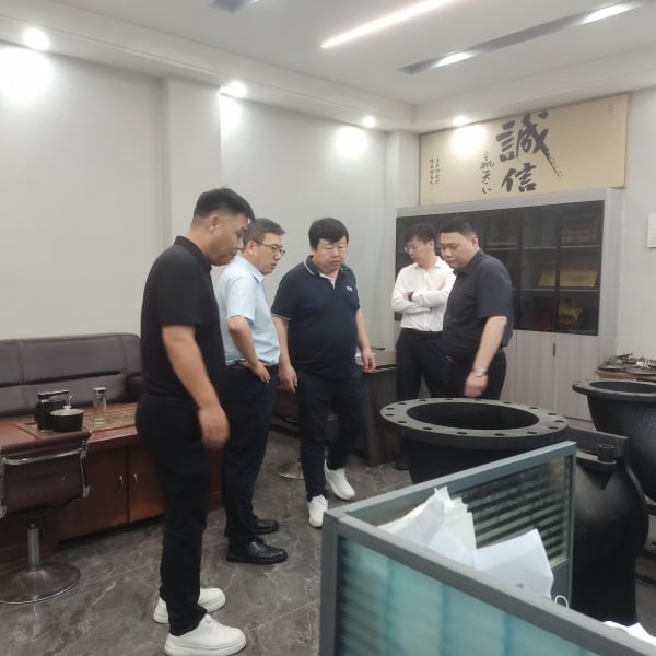 美國客戶中國代表來龍尊模具實(shí)地考察